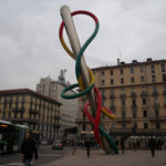 ‘Aguja, hilo y nudo’, escultura en la Plaza Luigi Cadorna (Milán, Italia)